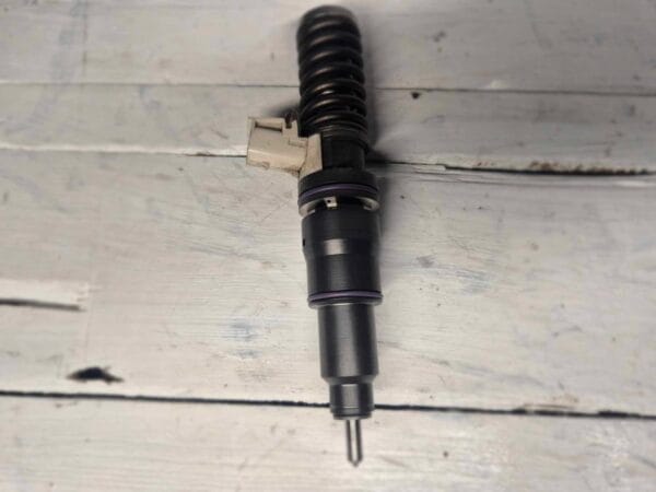 INJECTOR VOLVO DXI11 21586282 01 rotated 1 e1752133365896