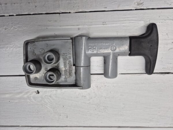 sleeper bracket catch man tga 2005 81621580046 81621580057 02