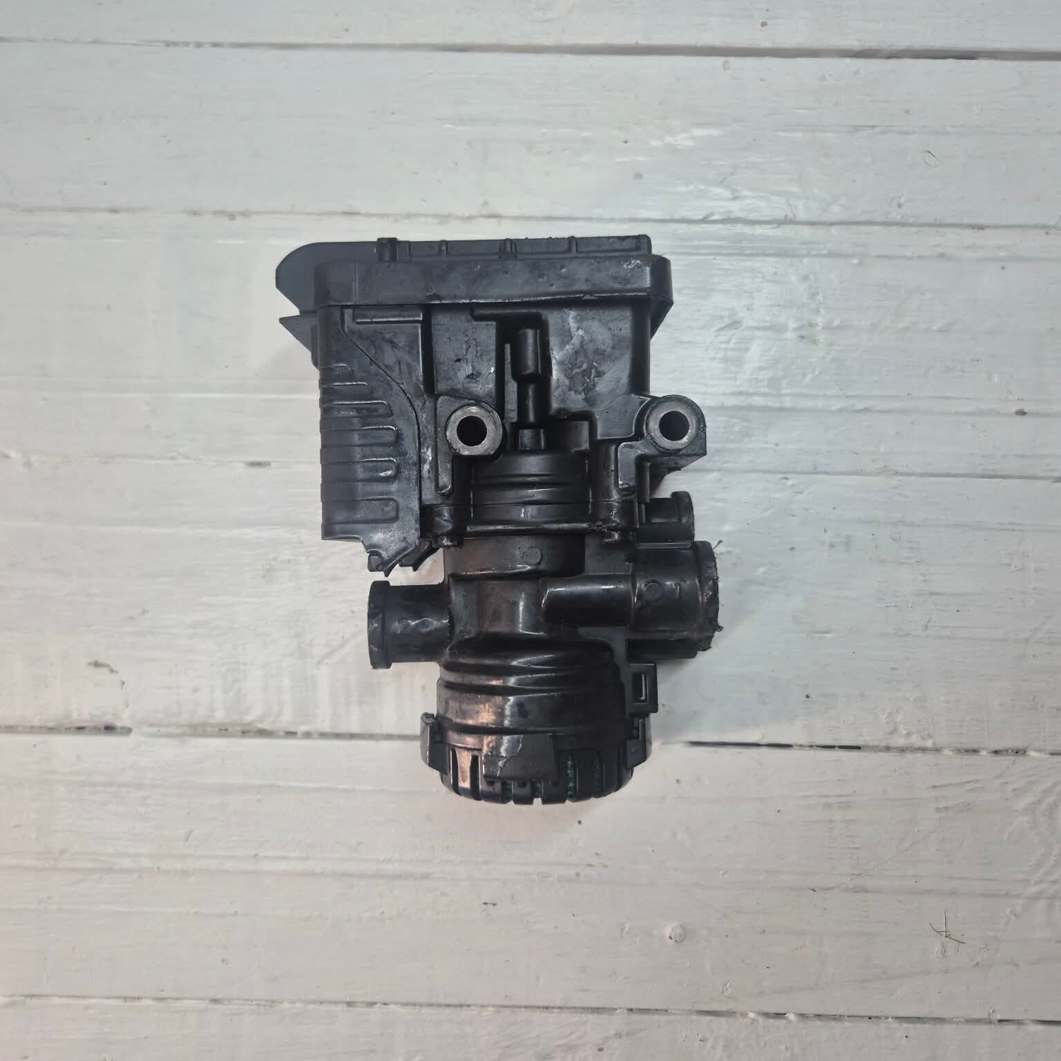 EBS MODULATOR FRONT AXLE MAN TGX 81521066057 01 rotated |