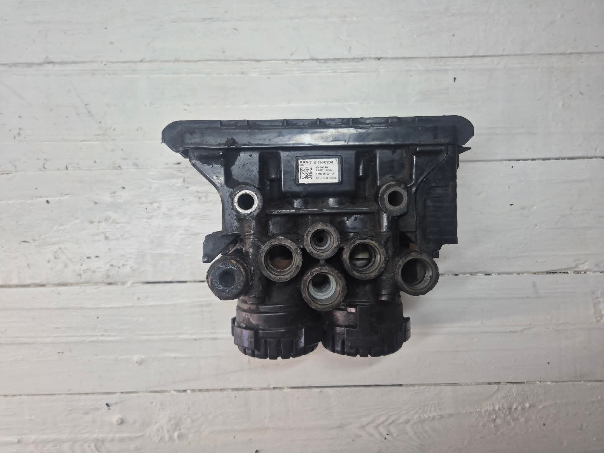MAN-TGX-REAR-AXLE-EBS-MODULATOR-81.52106.6069-01 man tgx euro 6 rear axle ebs modulator