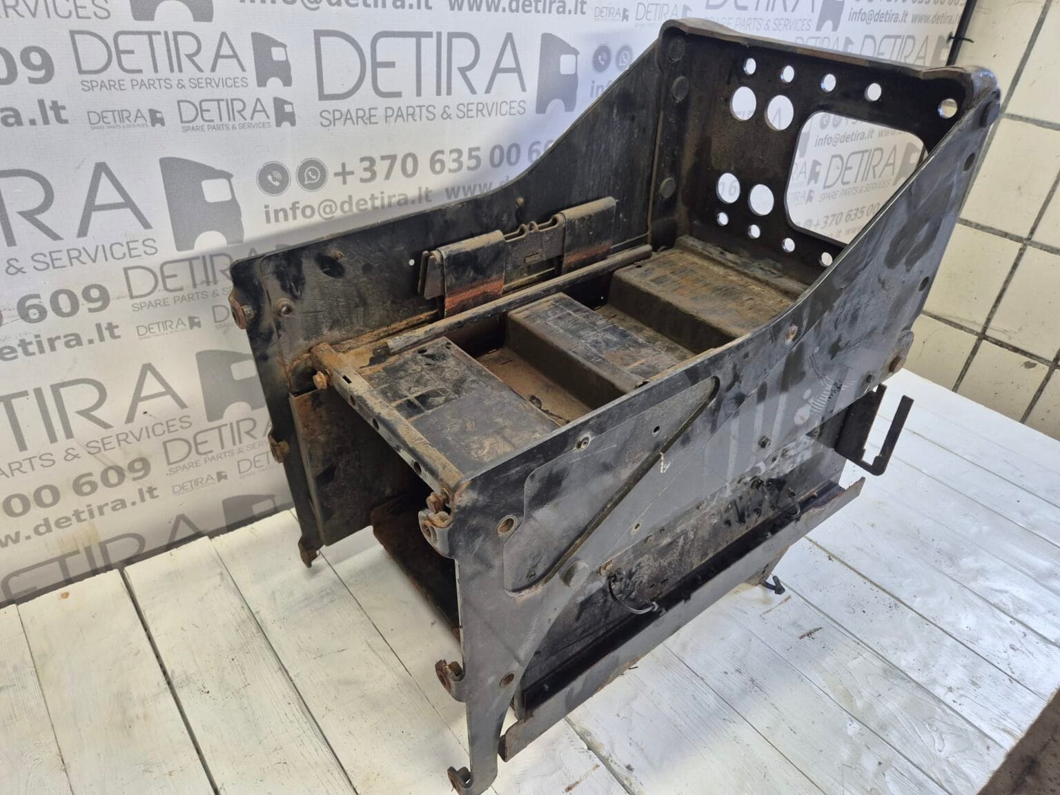 BATERRY BOX MAN TGX 81418605430 01 1 |