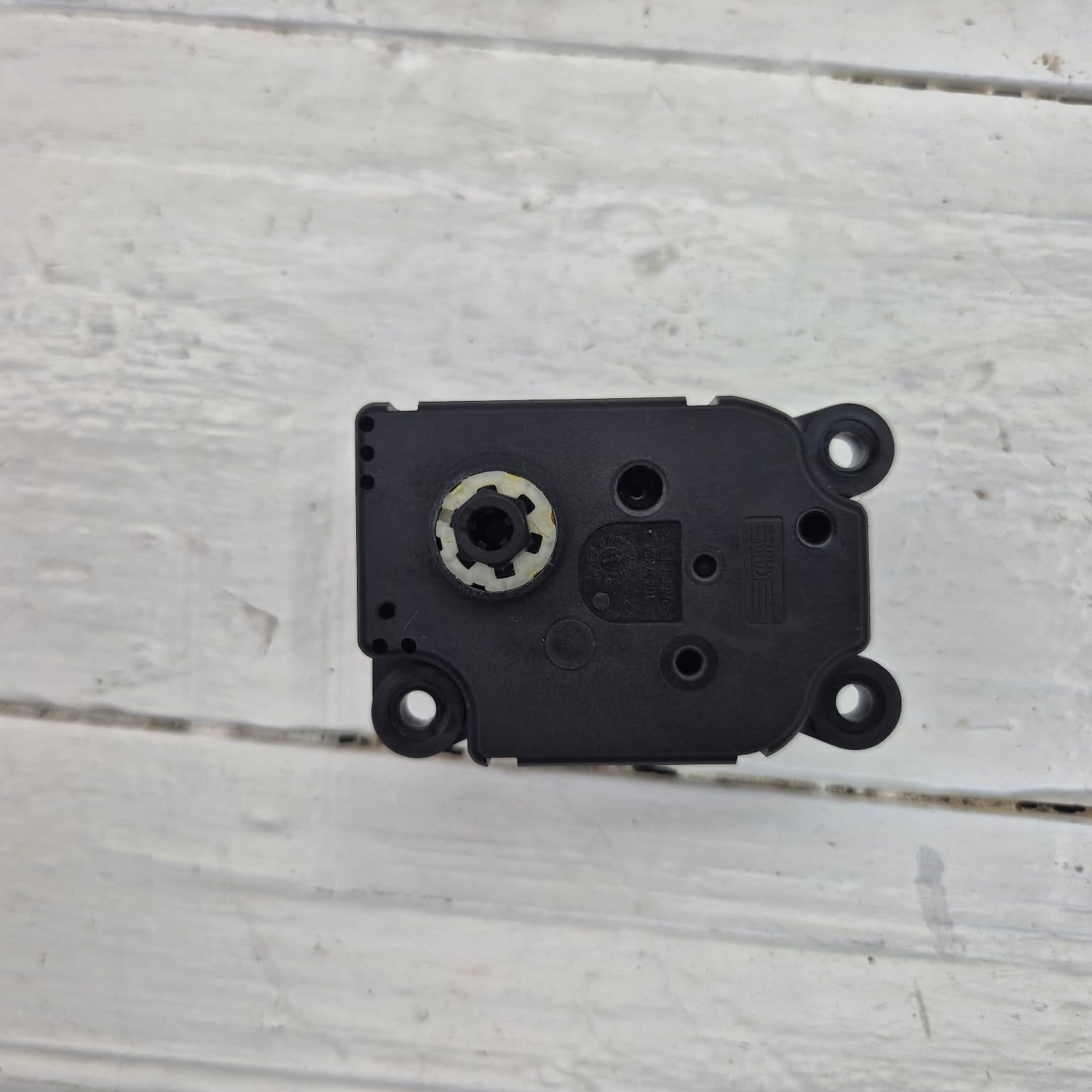 MAN HEATER ACTUATOR 81286016142 01 rotated |