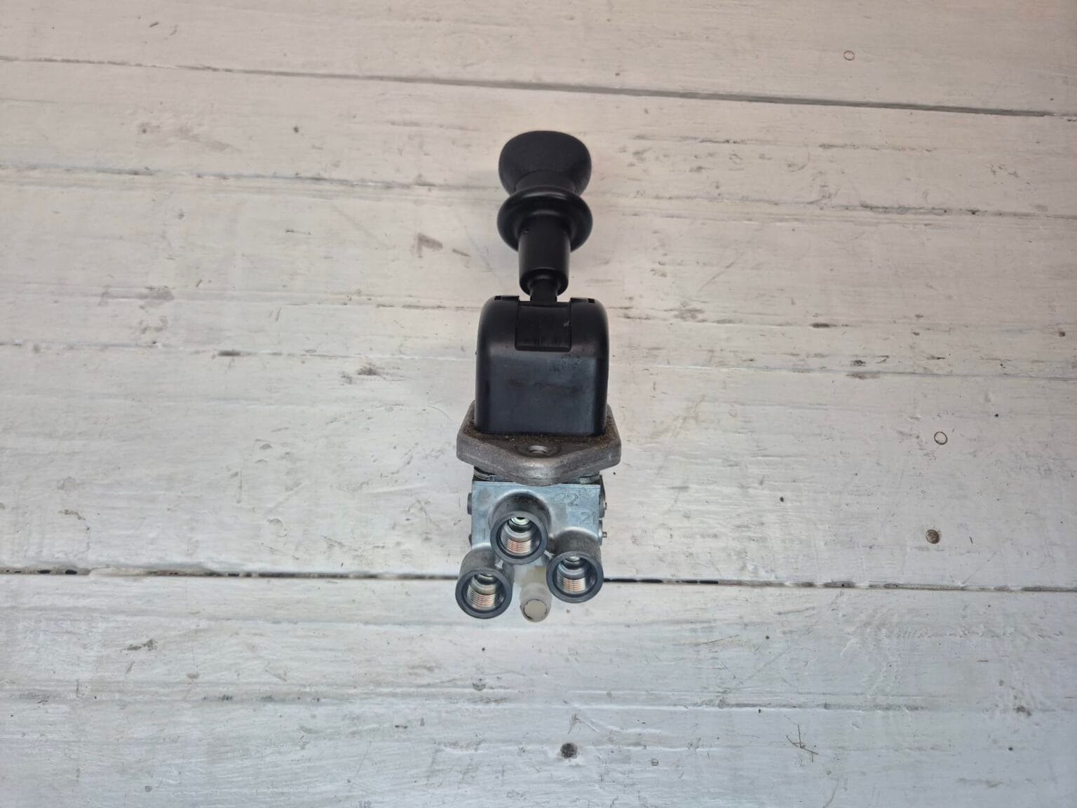 MAN TGX PARKING BRAKE VALVE 81523156208 01 |