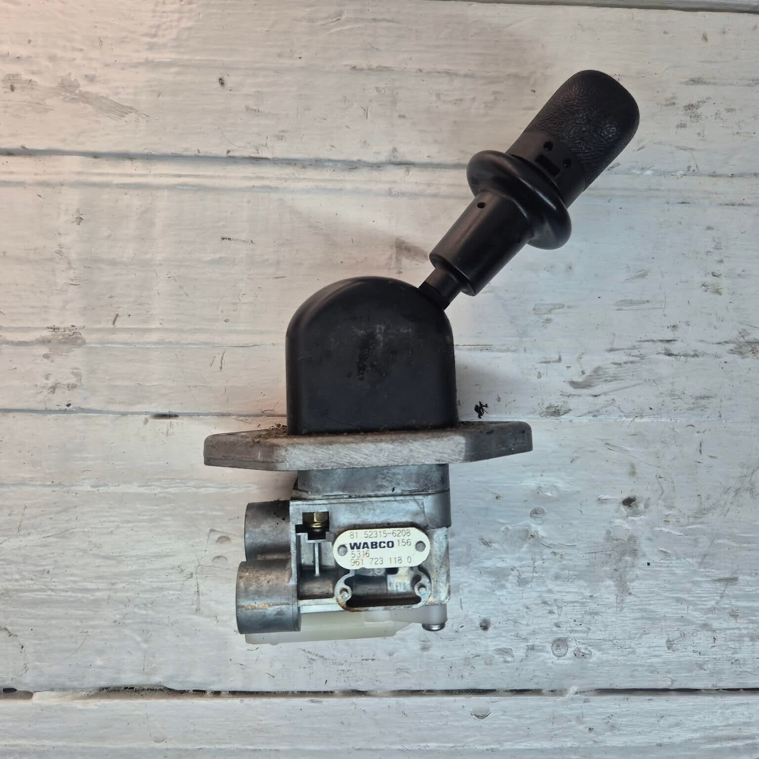 MAN TGX PARKING BRAKE VALVE 81523156208 02 rotated |