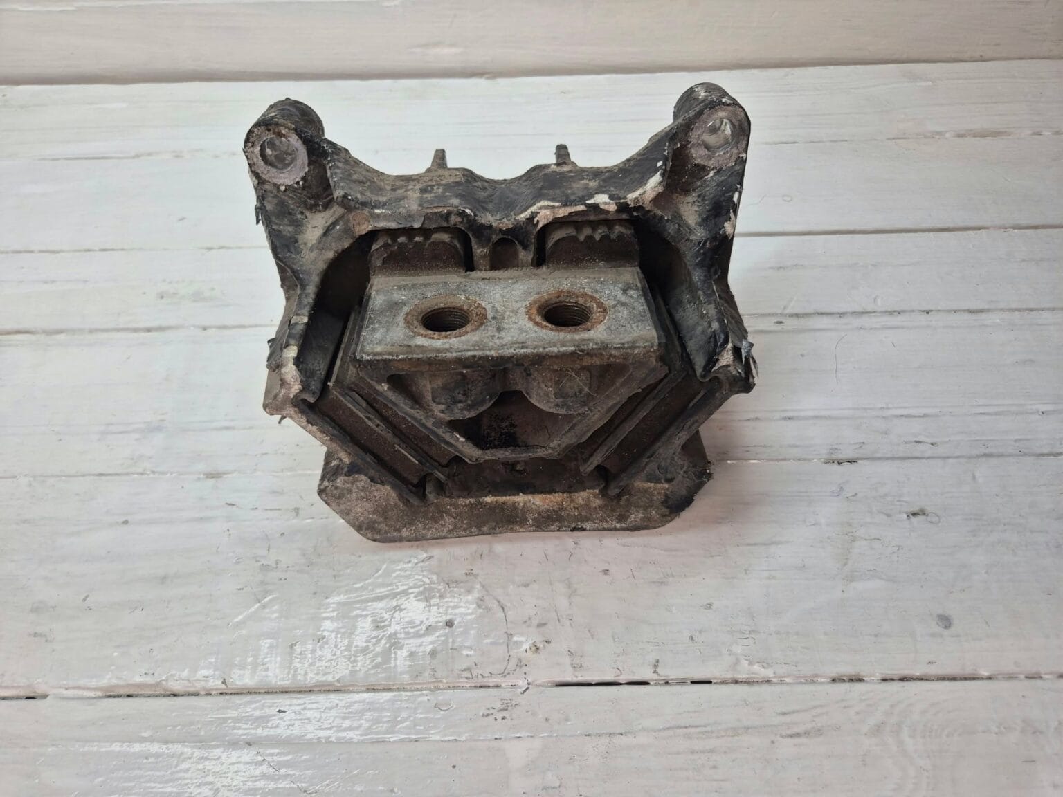 MAN TGX ENGINE MOUNTING